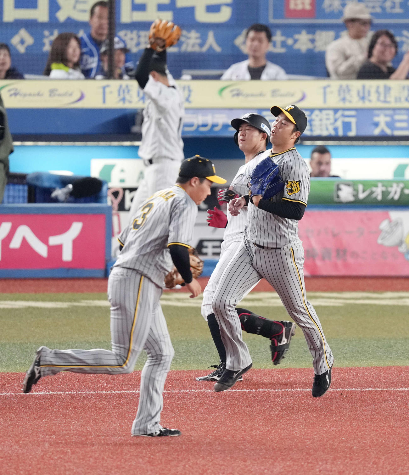 ロッテ対阪神　2回裏ロッテ2死、阪神先発の青柳（右）は佐藤を一ゴロに仕留める（撮影・小沢裕）