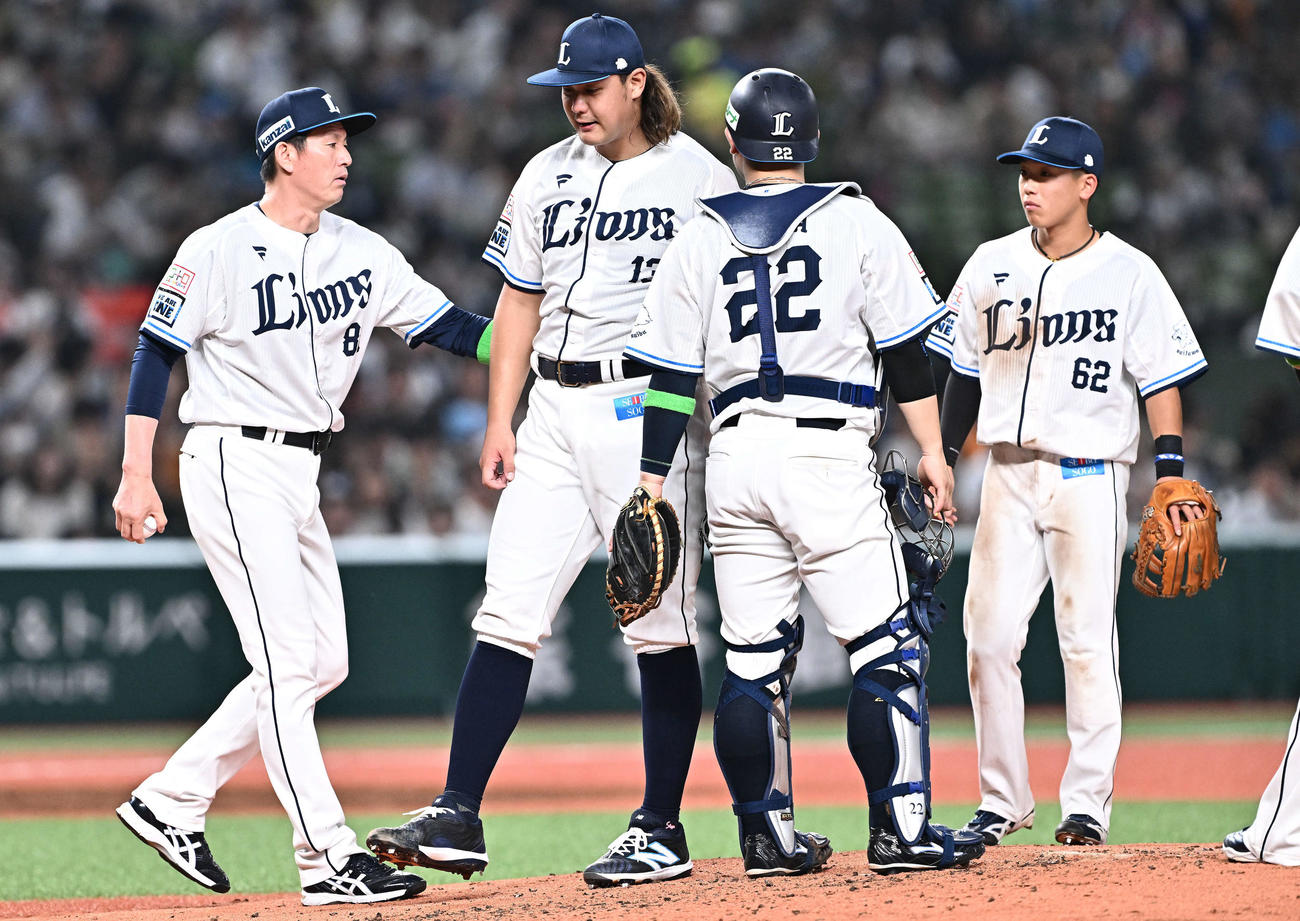 西武対巨人　4回表、交代を告げられる西武先発の高橋（左から2人目）（撮影・滝沢徹郎）