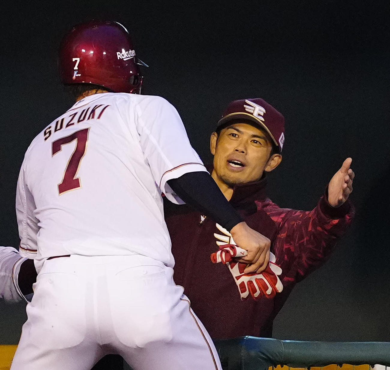 楽天対ヤクルト　2回裏楽天2死三塁、太田の適時打で生還した鈴木大（左）とタッチを交わす今江監督（撮影・江口和貴）