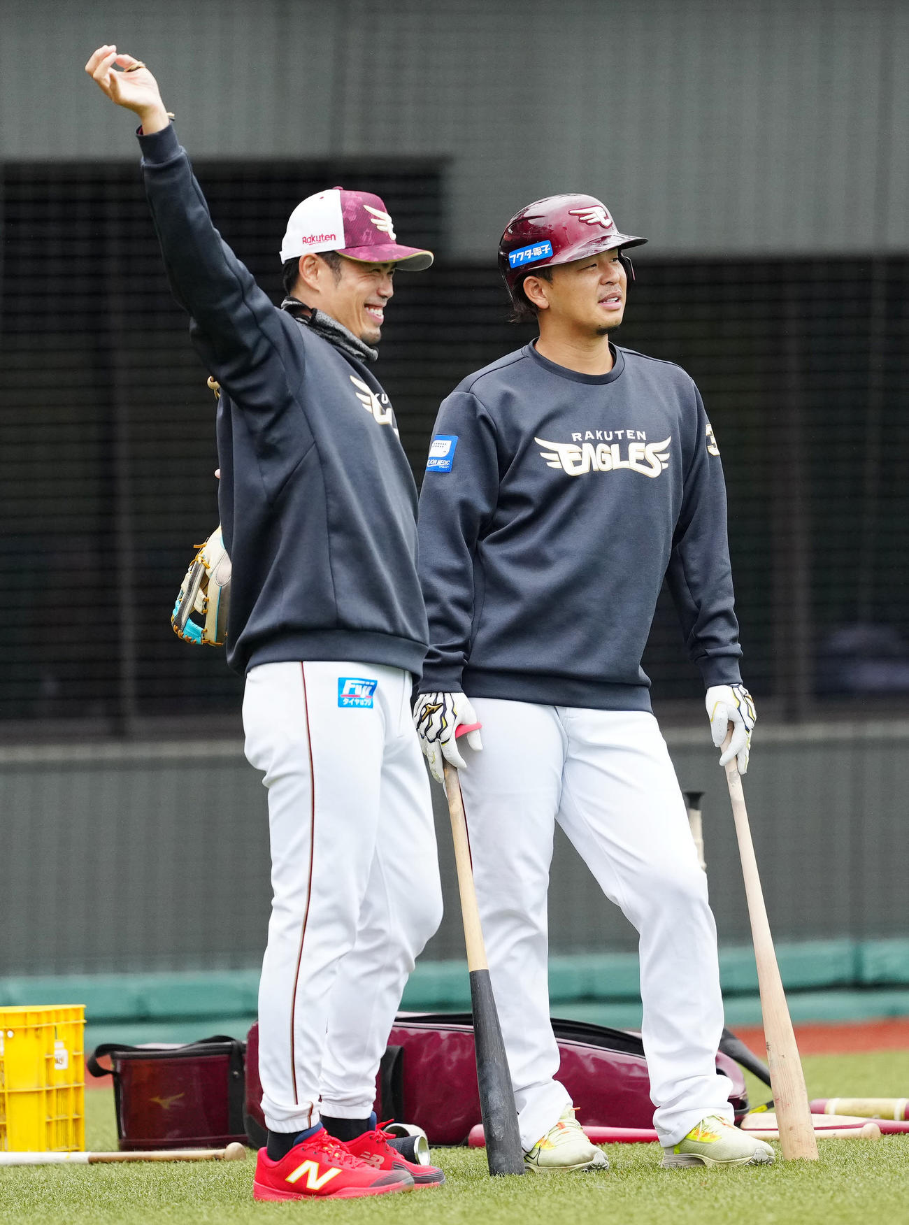 楽天対ヤクルト　試合前練習中、楽天今江監督（左）と言葉を交わす浅村（撮影・江口和貴）