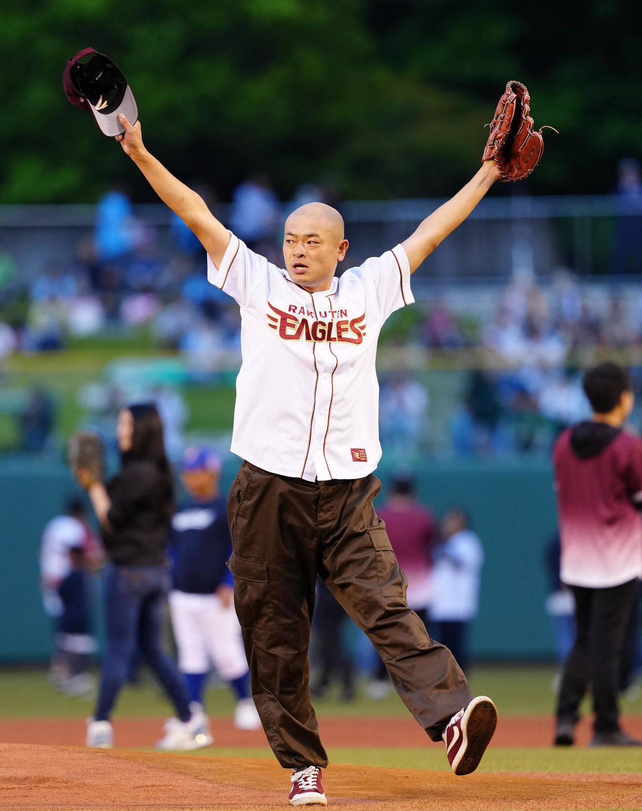 楽天対ヤクルト　試合前、セレモニアルピッチに臨んだあばれる君（撮影・江口和貴）