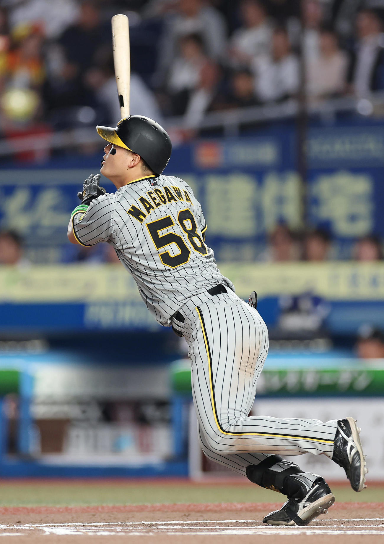 ロッテ対阪神　6回表阪神無死一塁、右中間へ同点2点本塁打を放つ前川（撮影・前田充）