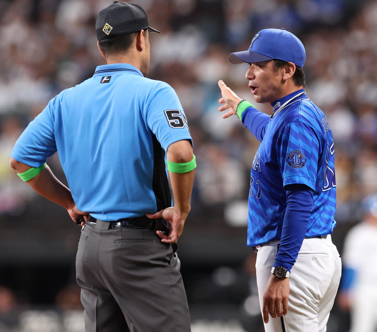 日本ハム対DeNA 8回裏日本ハム無死一塁、山崎のボークの判定に抗議する三浦監督（撮影・佐藤翔太）