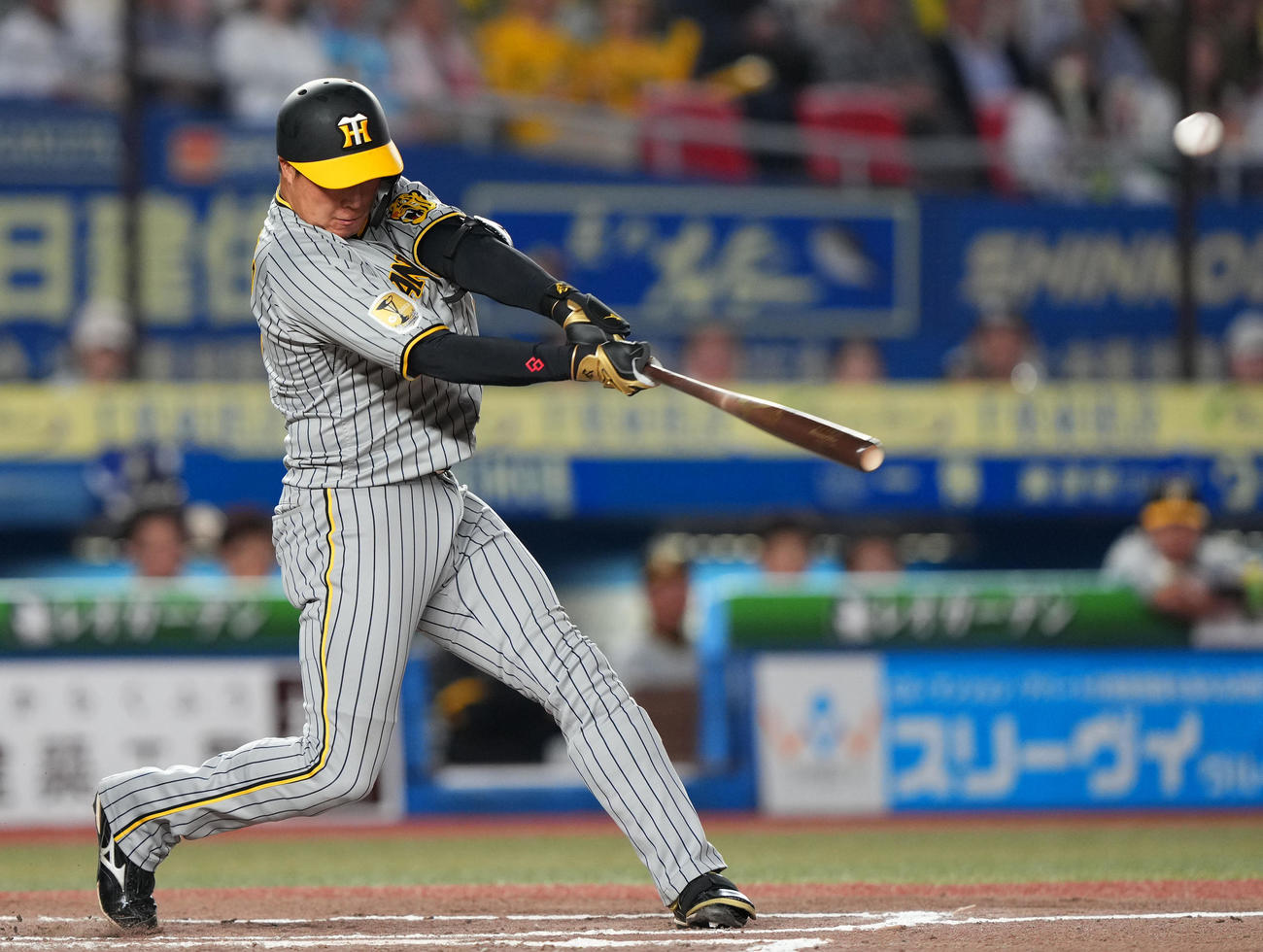 ロッテ対阪神　7回表阪神1死、右中間へ二塁打を放つ大山（撮影・横山健太）