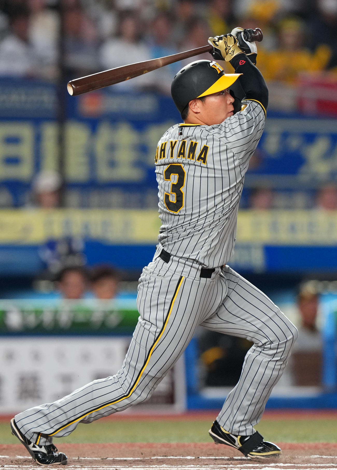 ロッテ対阪神　7回表阪神1死、右中間へ二塁打を放つ大山（撮影・横山健太）