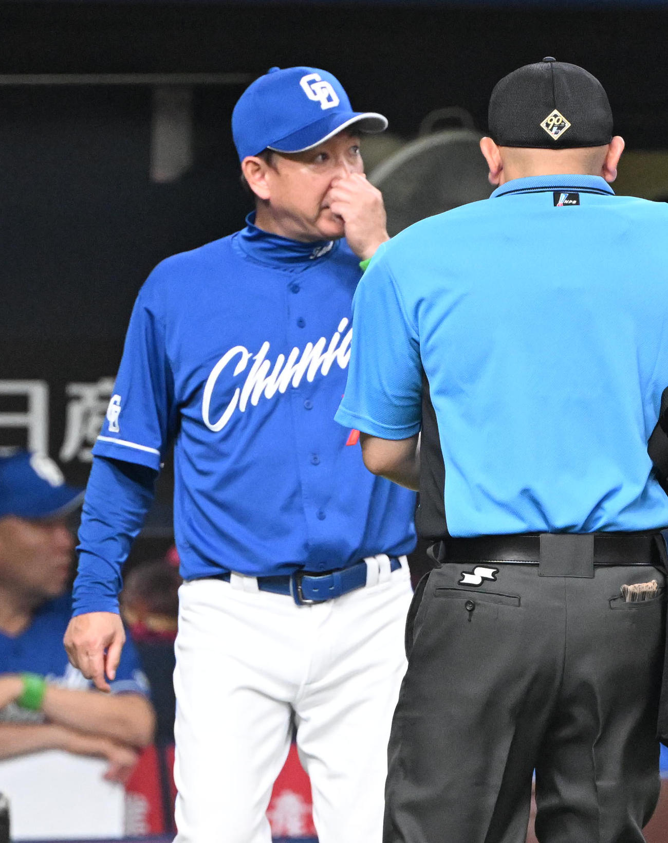 オリックス対中日　8回を終え選手の交代を告げる立浪監督（撮影・和賀正仁）