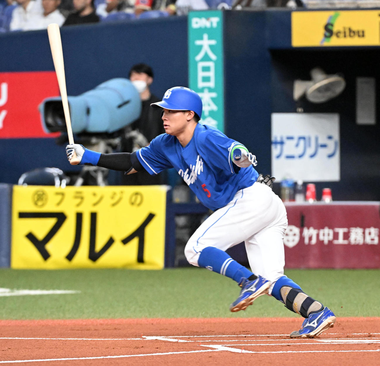 オリックス対中日　1回表中日無死、村松は中前打を放つ（撮影・前岡正明）