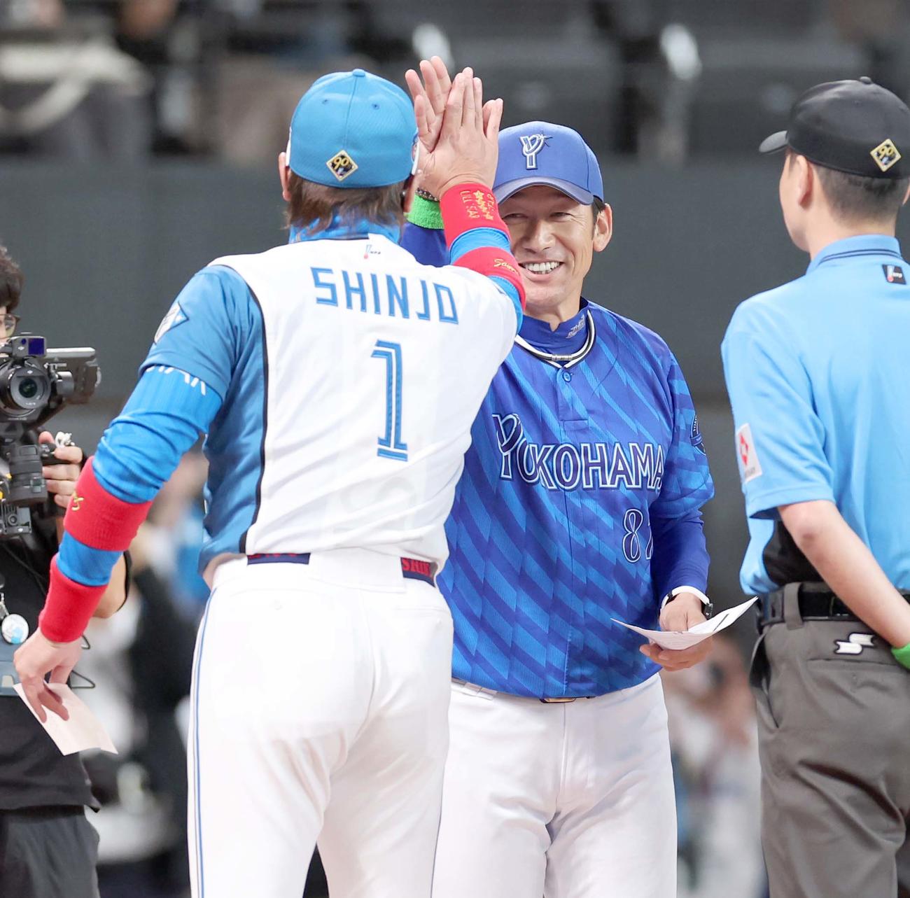日本ハム対DeNA　メンバー表交換で新庄監督とハイタッチする三浦監督（撮影・黒川智章）