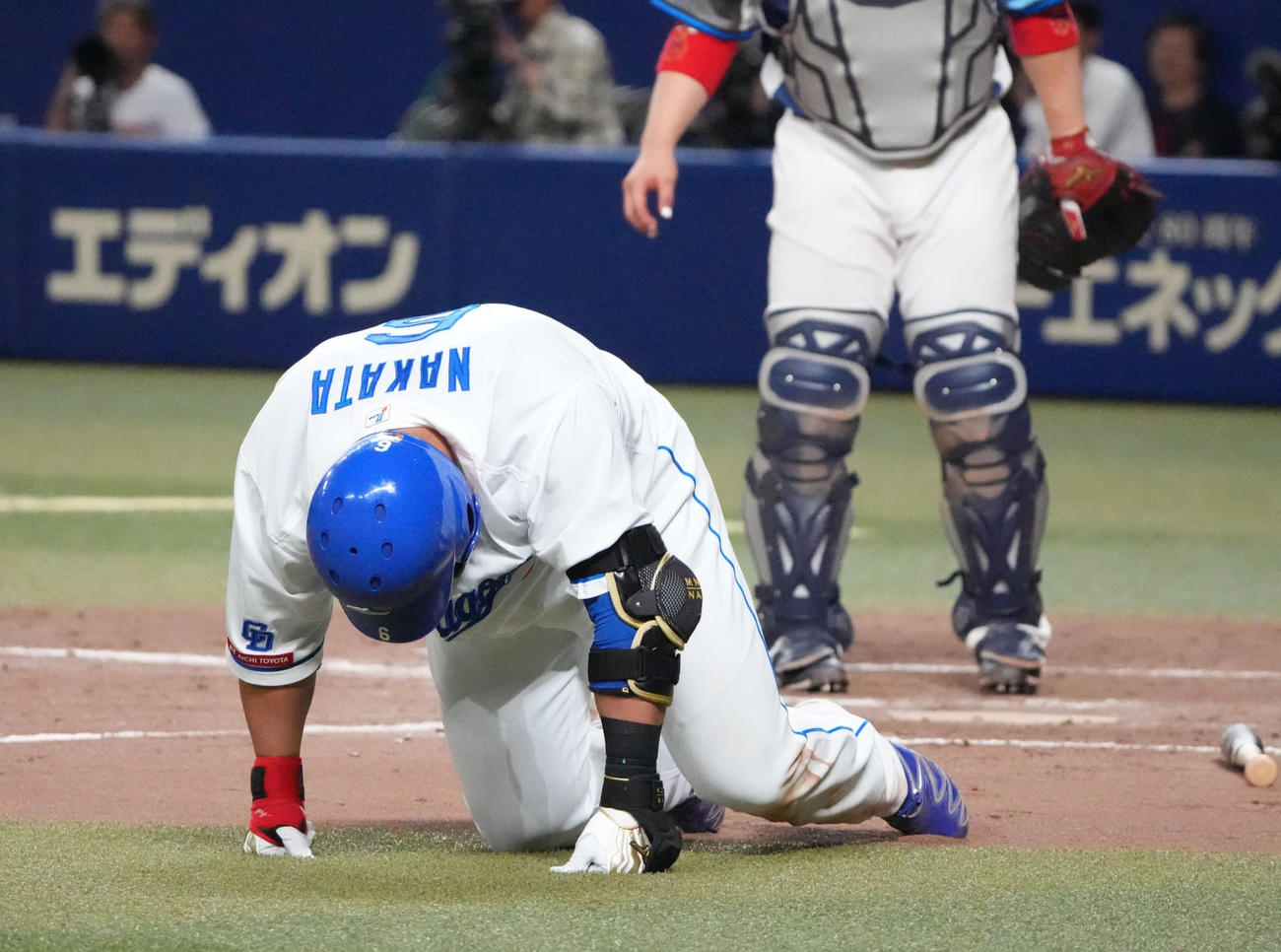 30日西武西武戦の9回、自打球を当てうずくまる中田翔