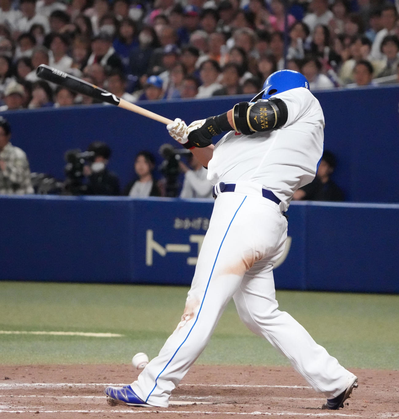 30日西武西武戦の9回、自打球を当てる中田翔