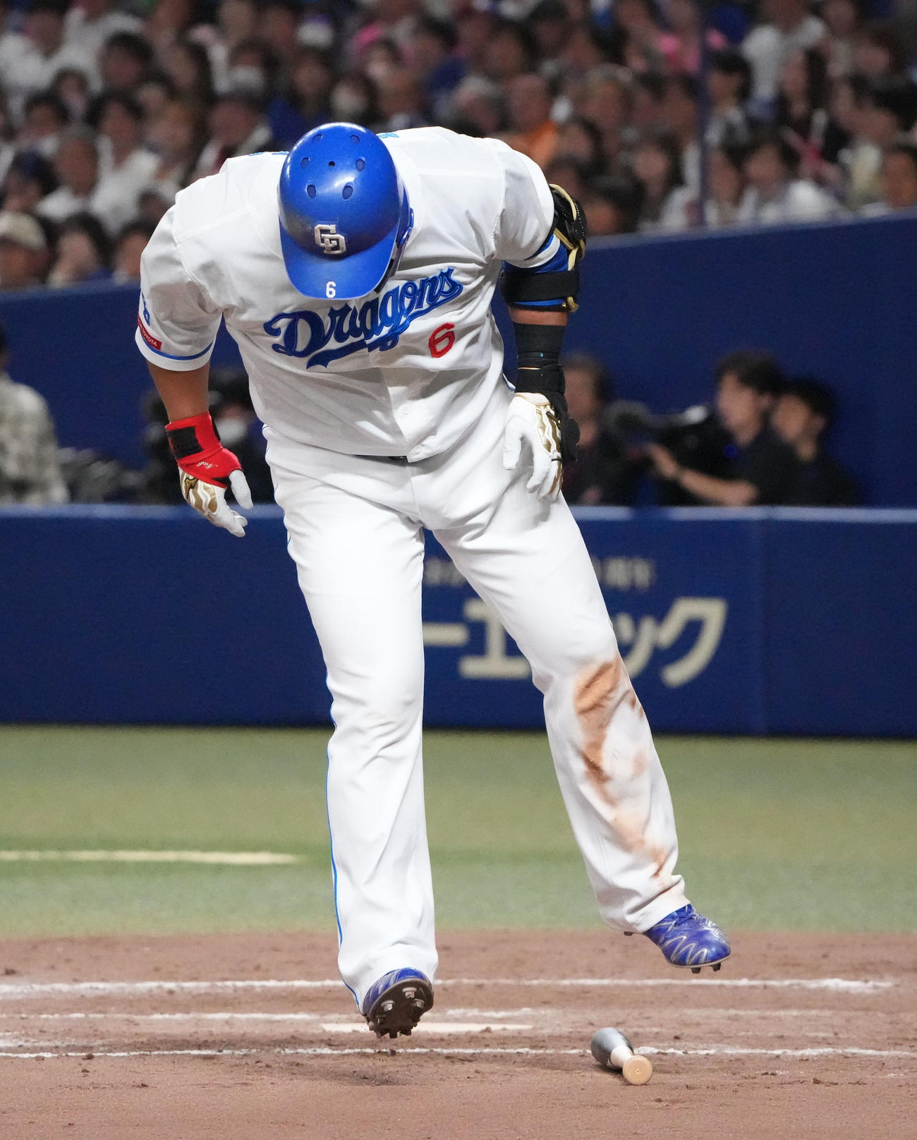 30日西武戦の9回、自打球を当て痛がる中田翔