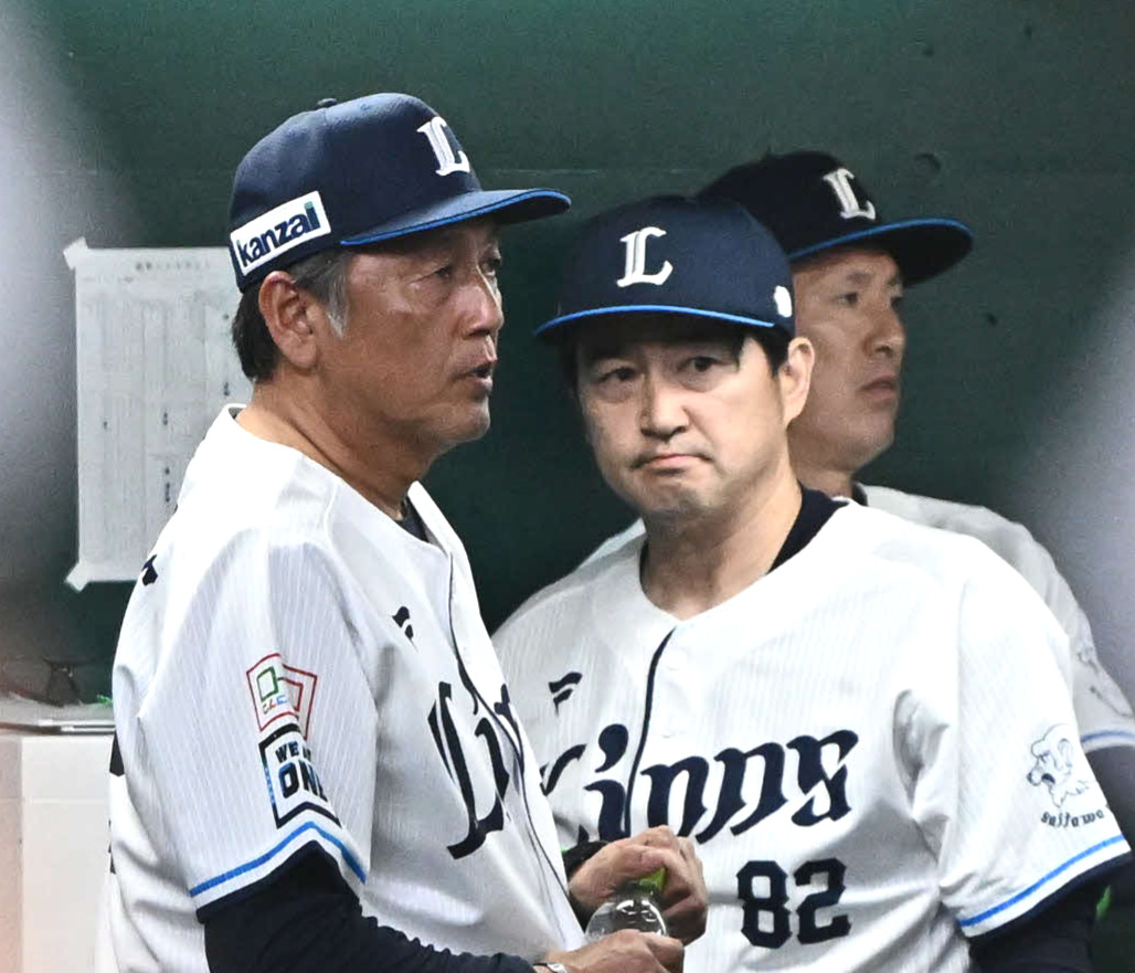 西武対巨人　試合に敗れ引き揚げる西武渡辺GM兼監督代行（左）ら（撮影・滝沢徹郎）