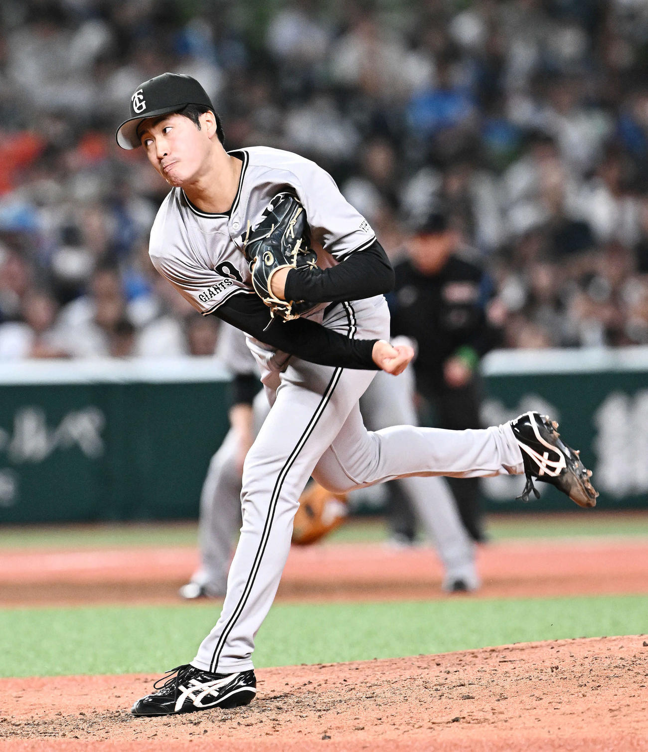 西武対巨人　9回裏、巨人3番手で試合を締めた西舘（撮影・滝沢徹郎）