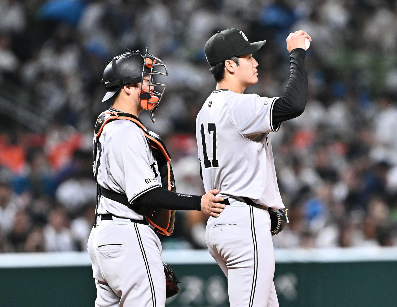 西武対巨人　9回裏、巨人3番手で試合を締めた西舘（右）は岸田からねぎらわれる（撮影・滝沢徹郎）