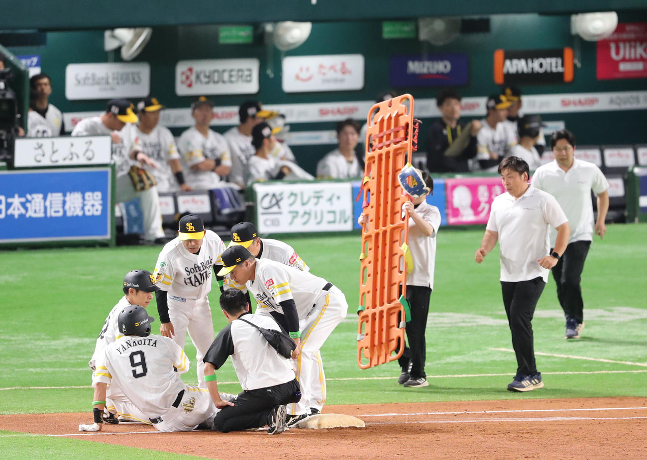 ソフトバンク対広島　3回裏ソフトバンク1死、柳田はニゴロ。一塁へ走りヘッドスライディングをした後動けなくなる（撮影・梅根麻紀）