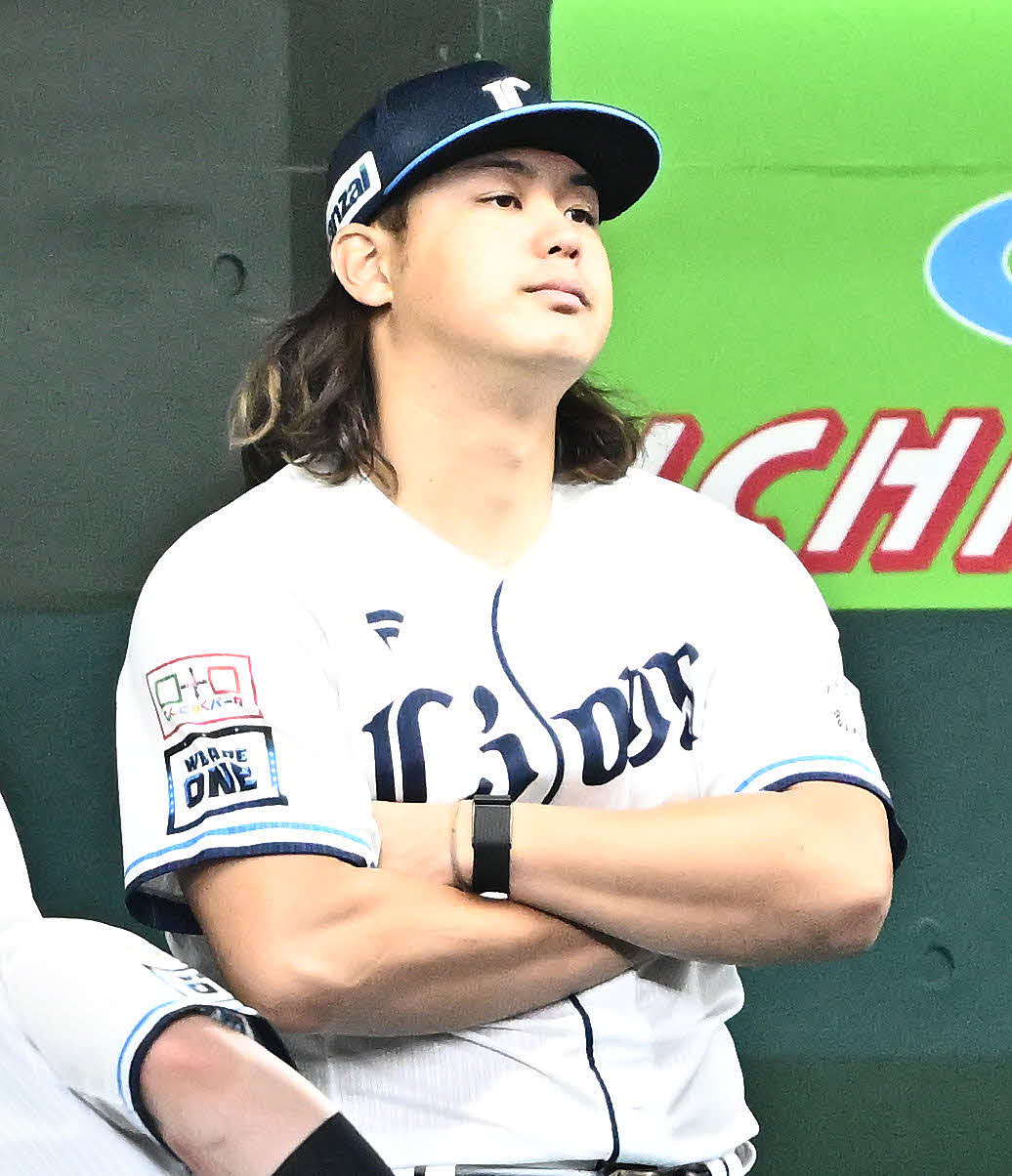 西武対巨人　9回裏、ベンチで浮かない表情の西武高橋（撮影・滝沢徹郎）