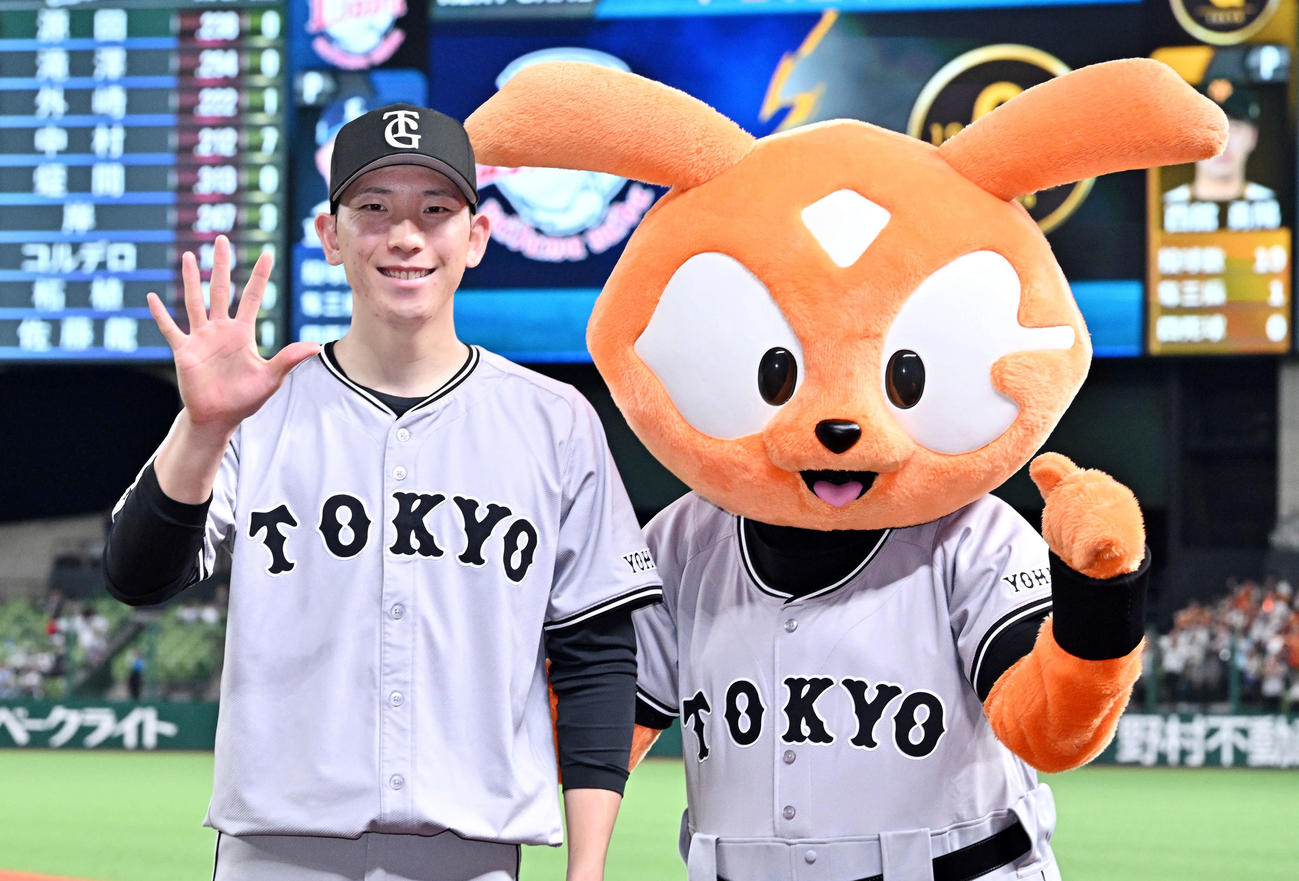 西武対巨人　試合後、今季5勝目の「5」のポーズで記念撮影する巨人戸郷（撮影・滝沢徹郎）