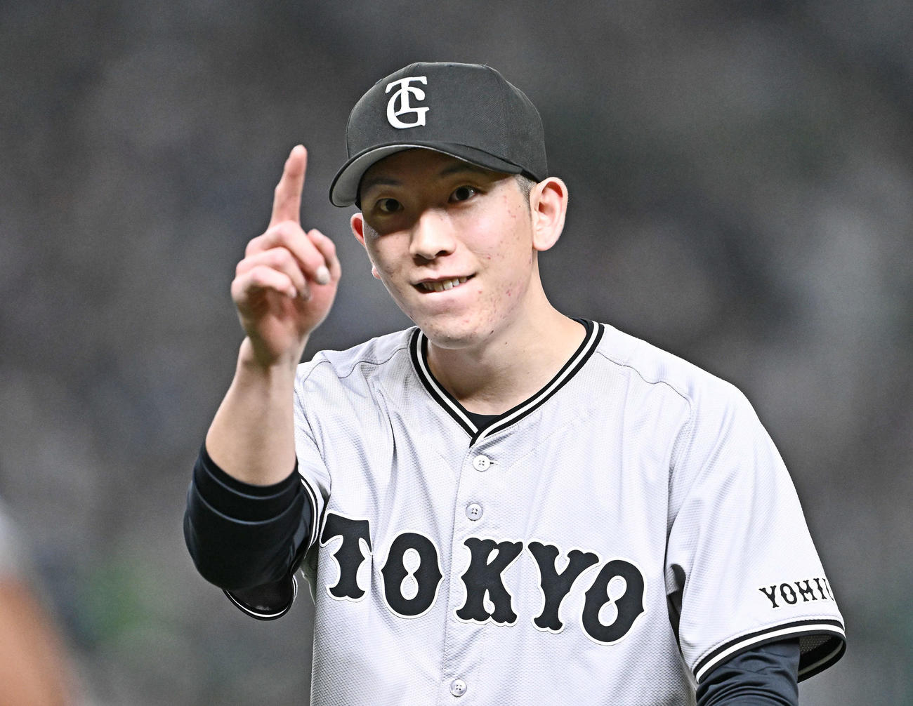西武対巨人　5回裏を投げ終えた巨人先発の戸郷はチームメートを指さす（撮影・滝沢徹郎）
