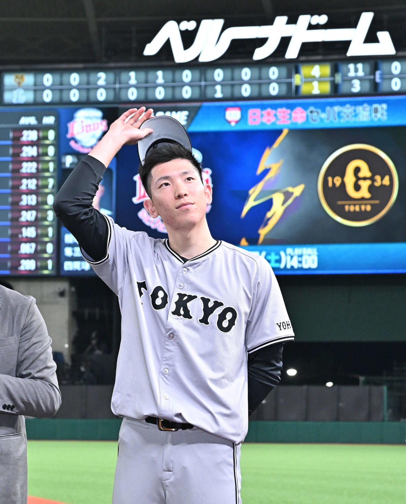 西武対巨人　ヒーローインタビューを終えファンの声援に応じる巨人戸郷（撮影・滝沢徹郎）