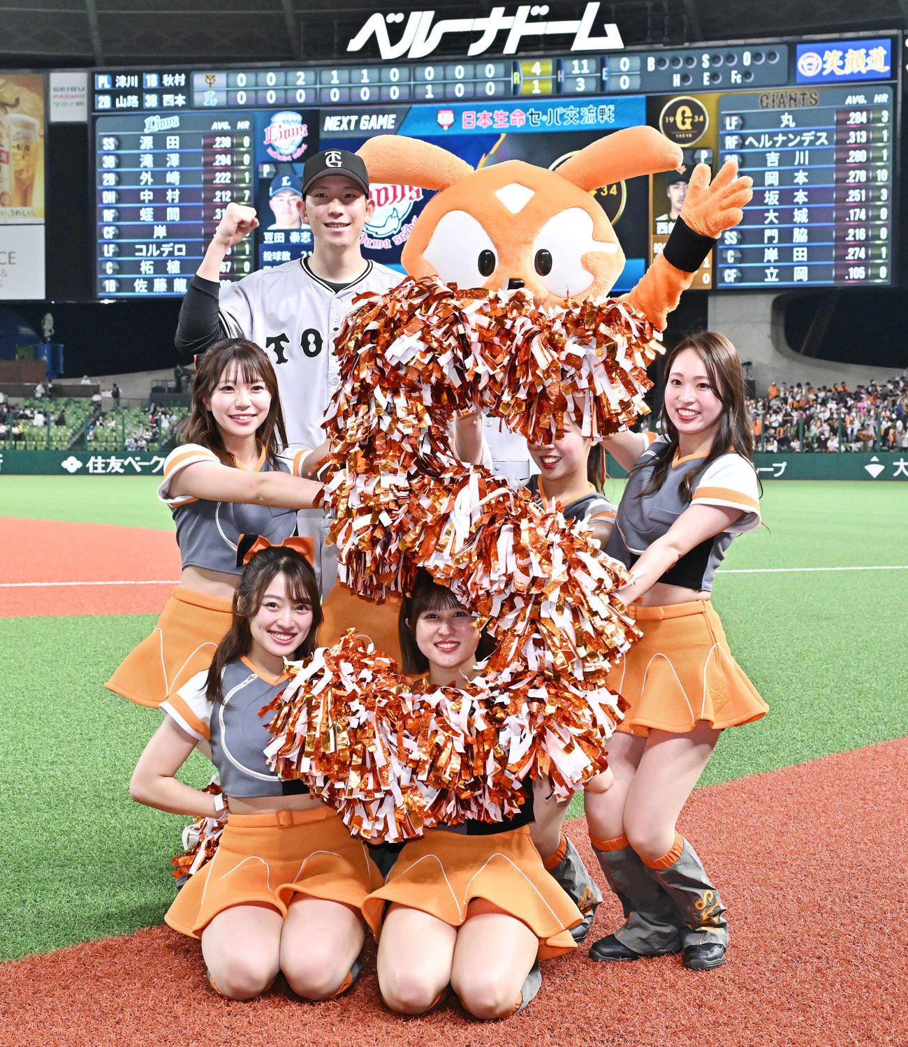 西武対巨人　試合後、ヴィーナスのポンポンで作った「5」を前に記念撮影する5勝目の巨人戸郷（撮影・滝沢徹郎）