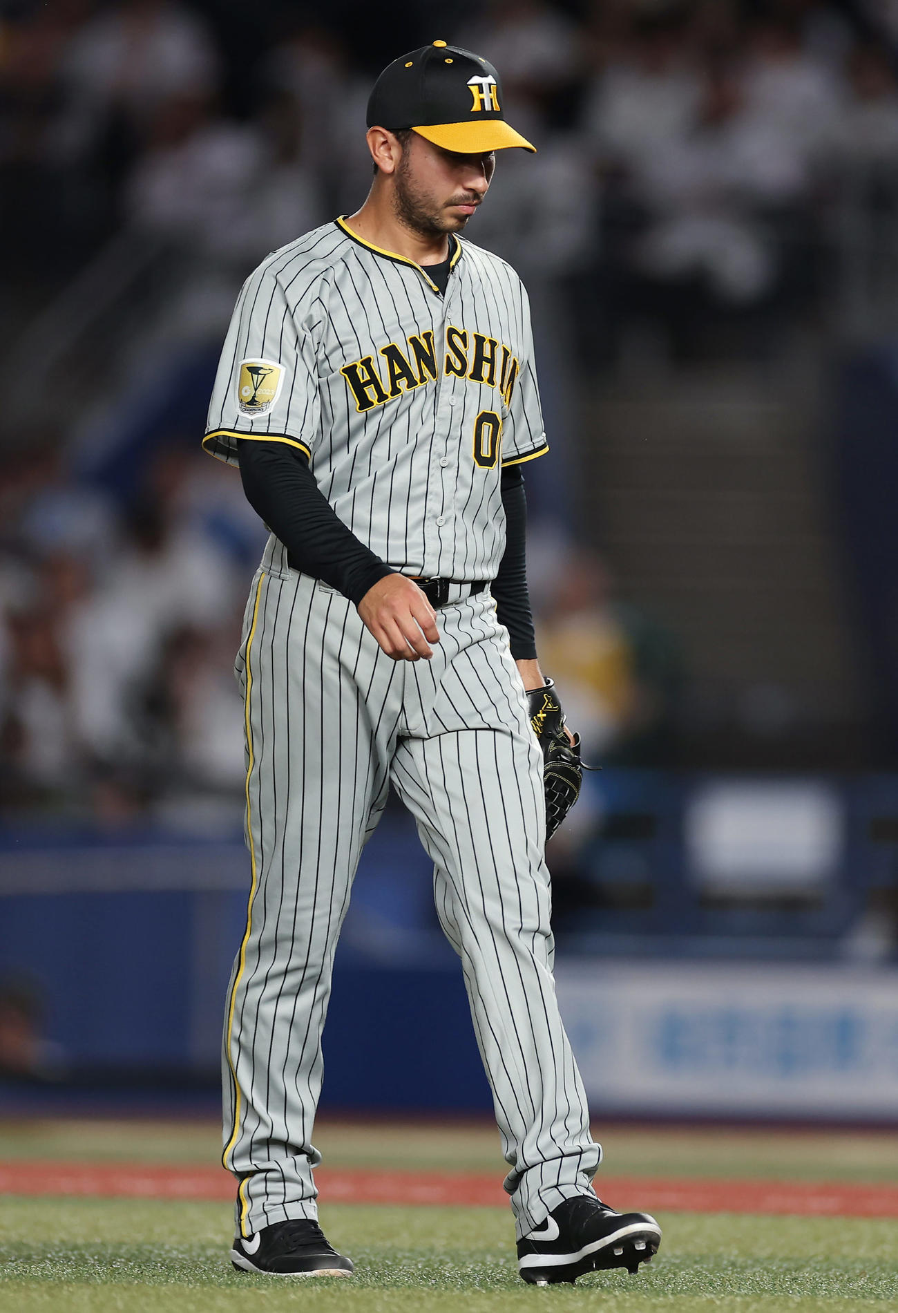 ロッテ対阪神　9回裏を投げ終え、うつむきながらベンチへ戻るゲラ（撮影・前田充）