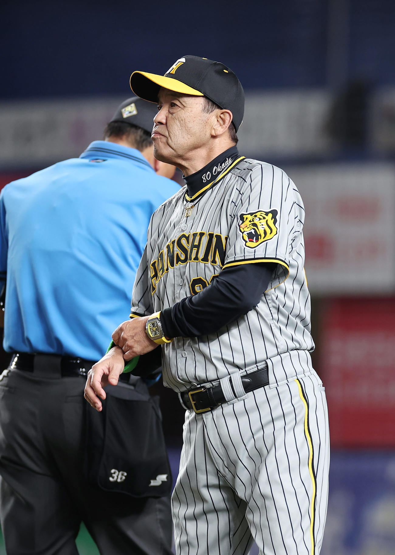 ロッテ対阪神　6回表を終え、選手交代を告げる阪神岡田監督（撮影・前田充）