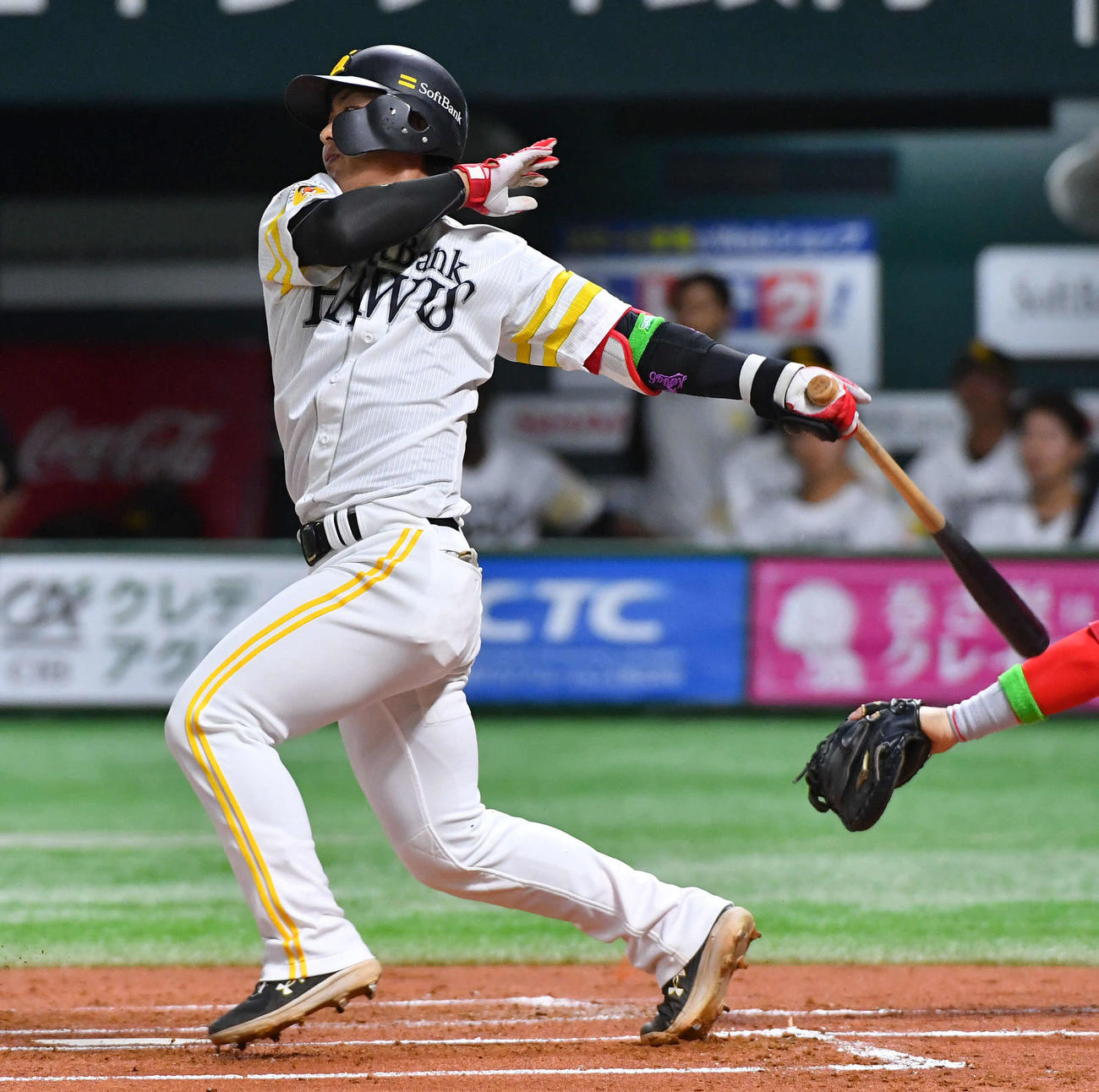 ソフトバンク対広島　1回裏ソフトバンク無死一塁、今宮は右翼へ同点適時二塁打を放つ（撮影・岩下翔太）