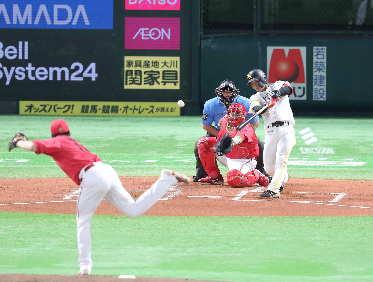 ソフトバンク対広島　1回裏ソフトバンク無死一塁、今宮は右越えに同点適時二塁打を放つ（撮影・梅根麻紀）