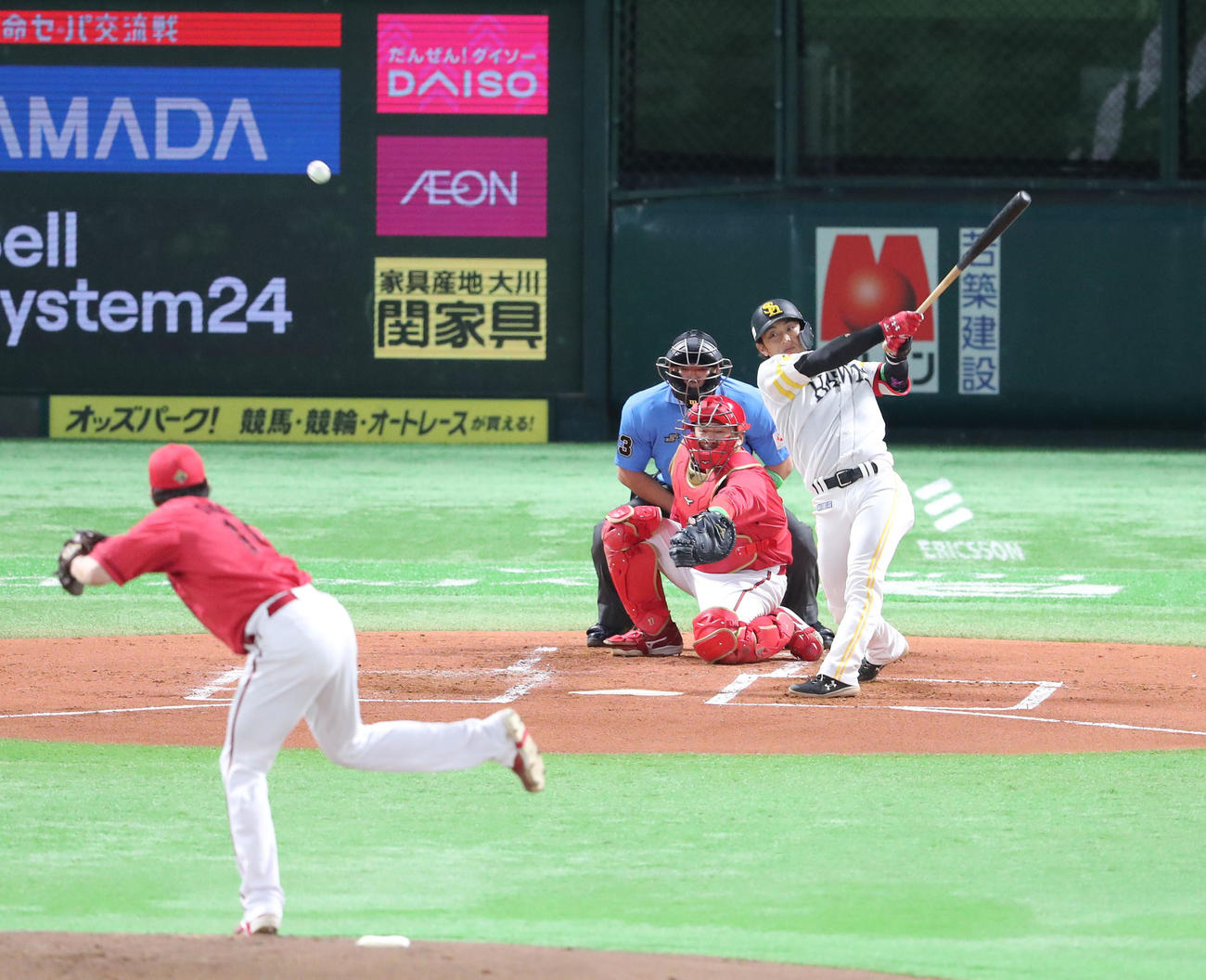 ソフトバンク対広島　1回裏ソフトバンク無死一塁、今宮は右越えに同点適時二塁打を放つ（撮影・梅根麻紀）