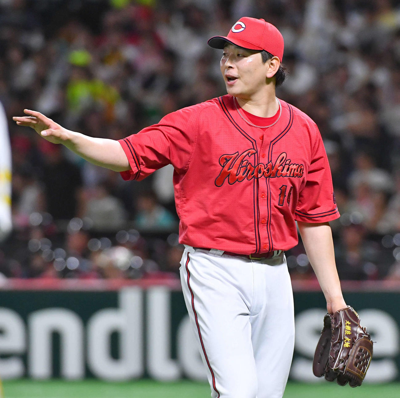 ソフトバンク対広島　2回裏を抑えてベンチへ戻る大瀬良（撮影・岩下翔太）