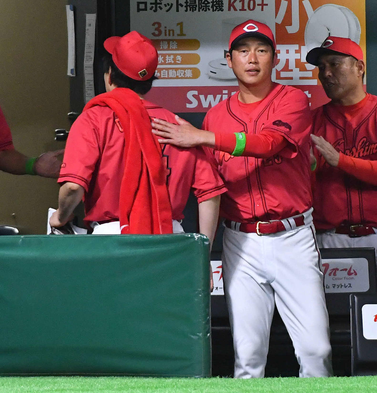 ソフトバンク対広島　8回表終了後、降板となった大瀬良（左）をねぎらう新井監督（撮影・岩下翔太）