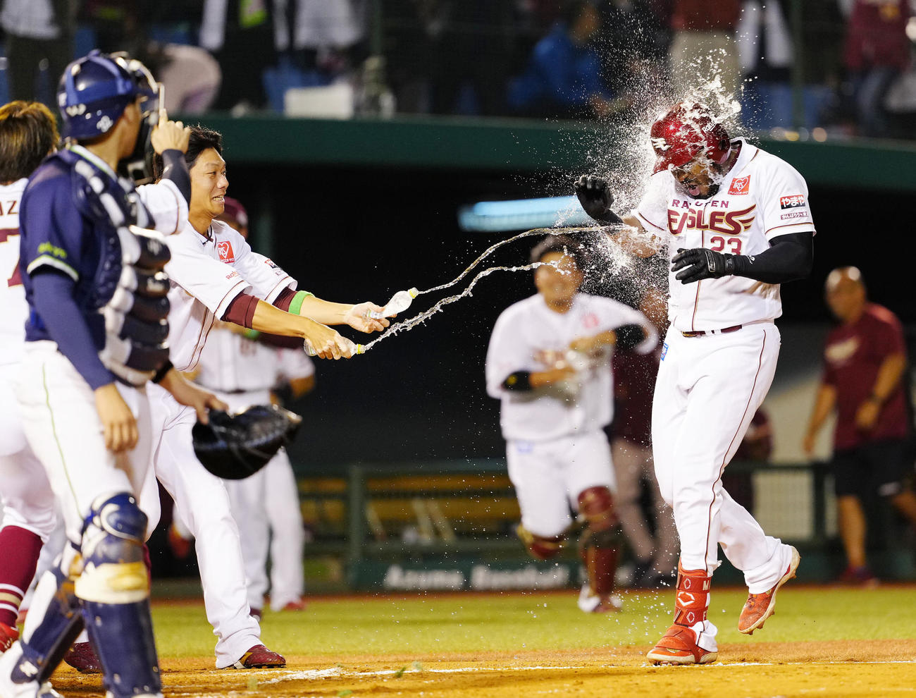 楽天対ヤクルト　9回裏楽天1死一、二塁、サヨナラ3点本塁打を放ち、、田中和（左）からウオーターシャワーで祝福されるフランコ（右）（撮影・江口和貴）