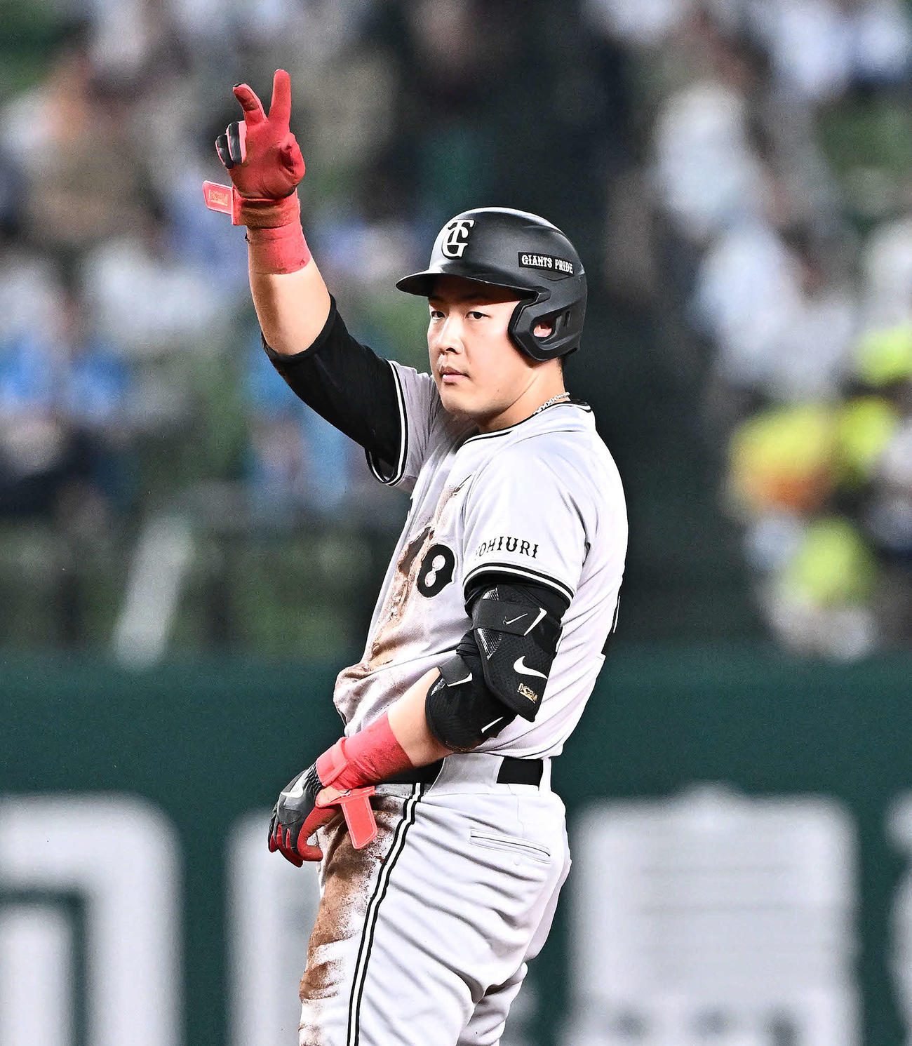 西武対巨人　5回表巨人無死二塁、岡本和は左前適時打を放ちベンチへ向かってポーズを決める（撮影・滝沢徹郎）