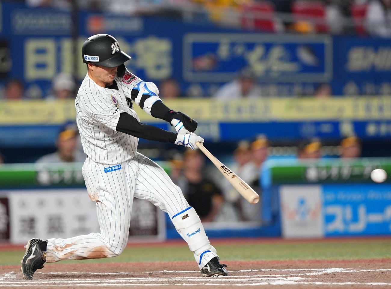 ロッテ対阪神　10回裏ロッテ2死、左前打を放つ友杉（撮影・横山健太）
