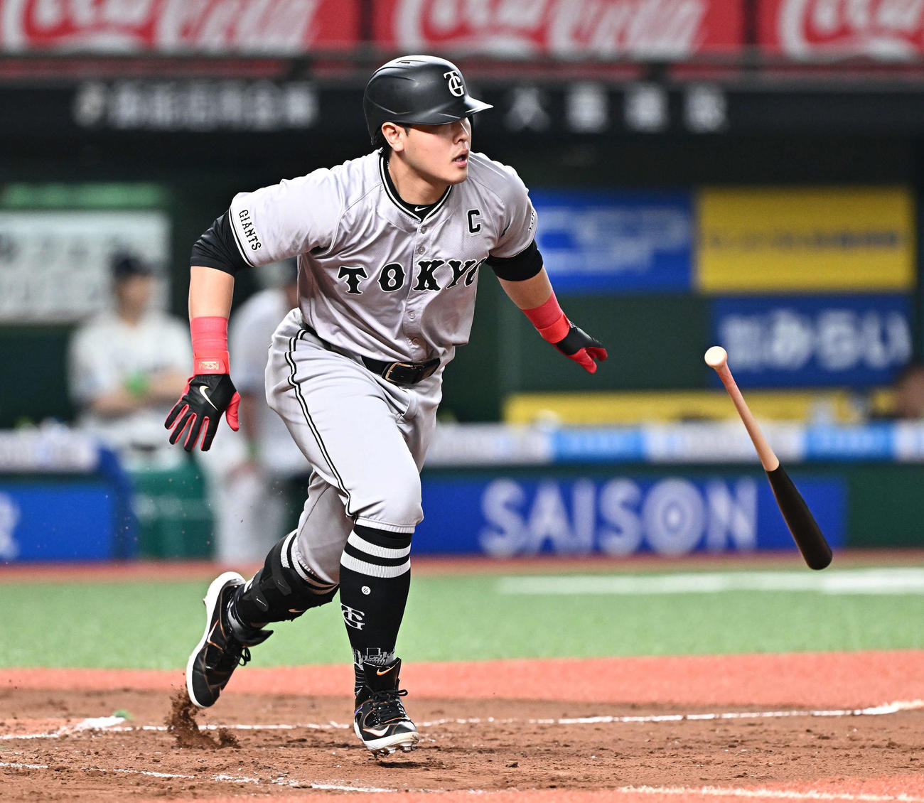 西武対巨人　3回表巨人2死二塁、岡本和は二塁内野安打を放つ（撮影・滝沢徹郎）