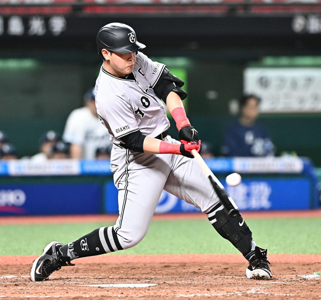 西武対巨人　5回表巨人無死二塁、岡本和は左前適時打を放つ（撮影・滝沢徹郎）