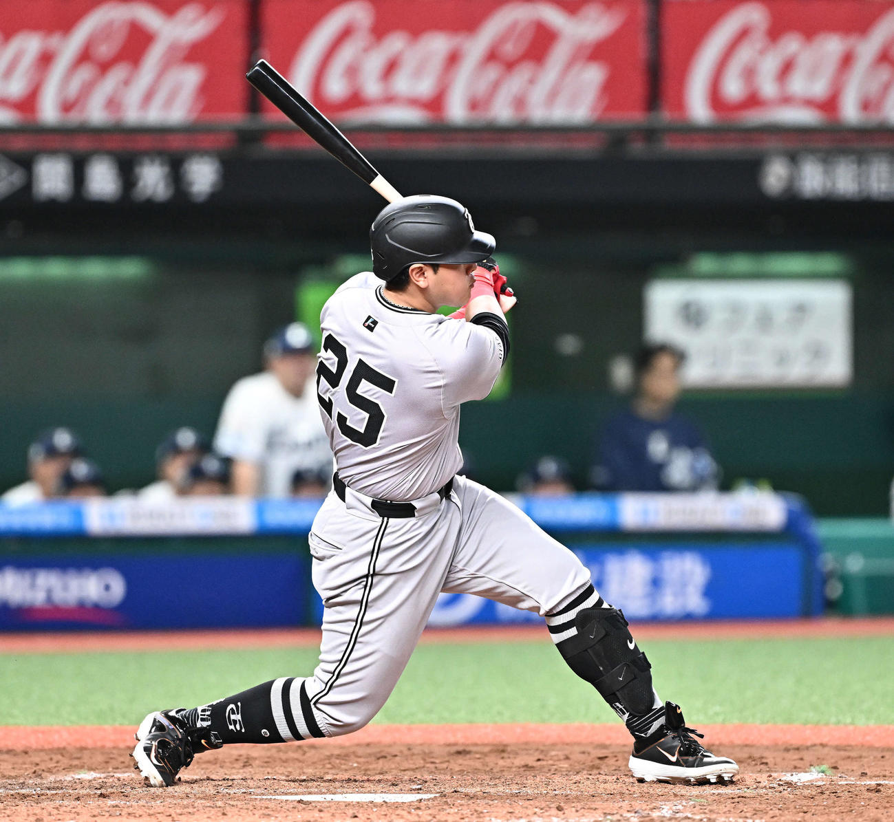 西武対巨人　5回表巨人無死二塁、岡本和は左前適時打を放つ（撮影・滝沢徹郎）