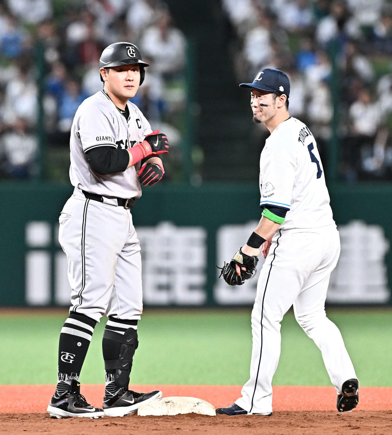 西武対巨人　9回表巨人1死、左翼に二塁打を放った岡本和（左）。二塁手外崎（撮影・滝沢徹郎）
