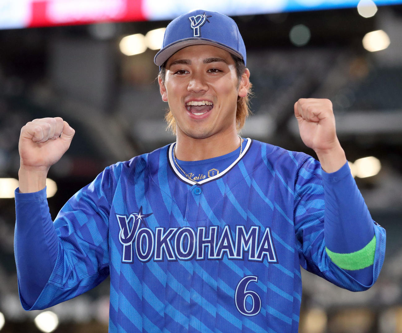 日本ハム対DeNA　ヒーローインタビューを終え笑顔でフォトセッションをするDeNA森敬（撮影・佐藤翔太）