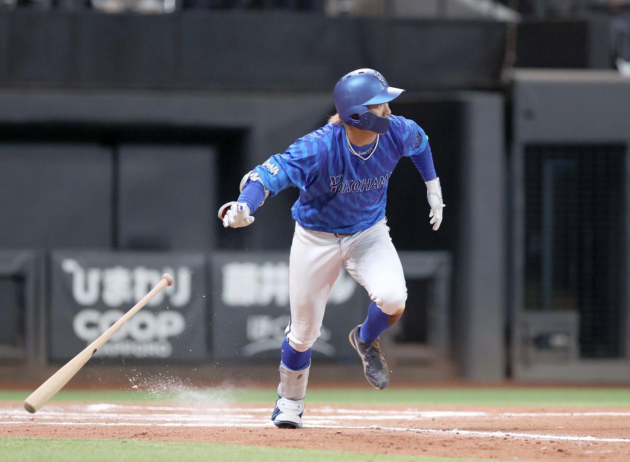 日本ハム対DeNA 10回表DeNA2死一、二塁、中前適時打を放つ森敬（撮影・黒川智章）