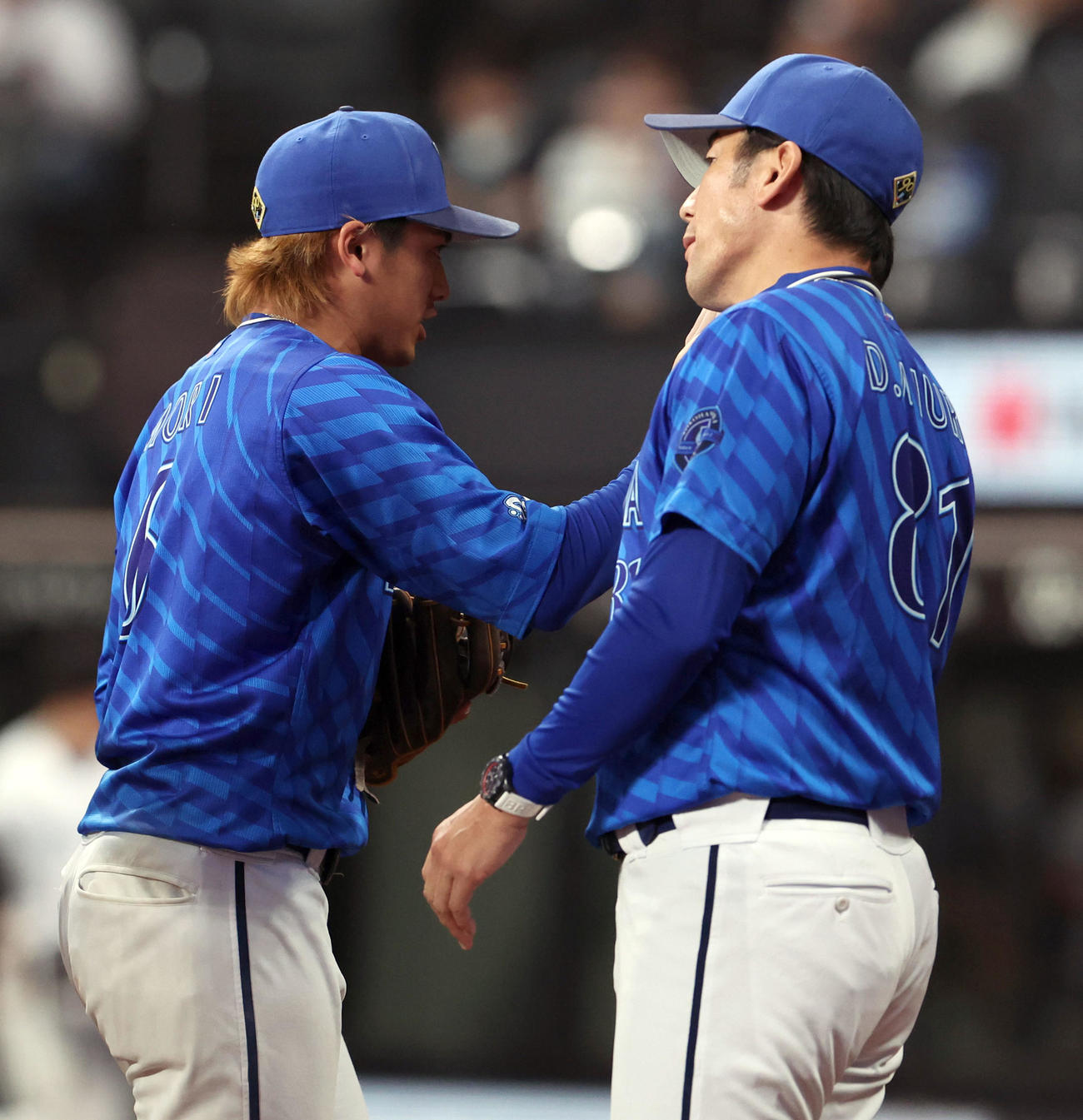 日本ハム対DeNA　試合終了後、DeNA森敬（左）を出迎える三浦監督（撮影・佐藤翔太）