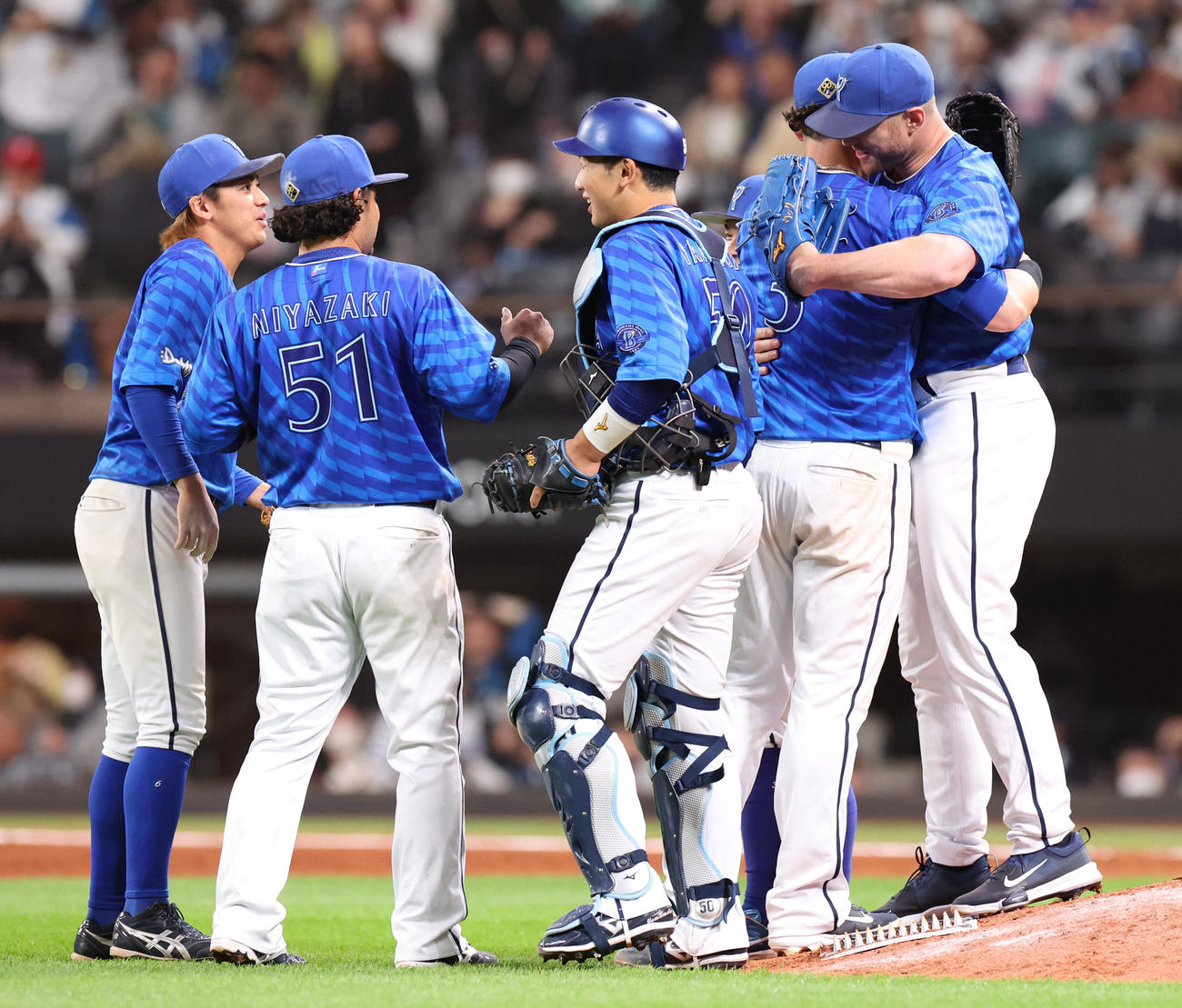 日本ハム対DeNA　日本ハムに勝利し喜び合うDeNA森敬（左）らナイン（撮影・佐藤翔太）