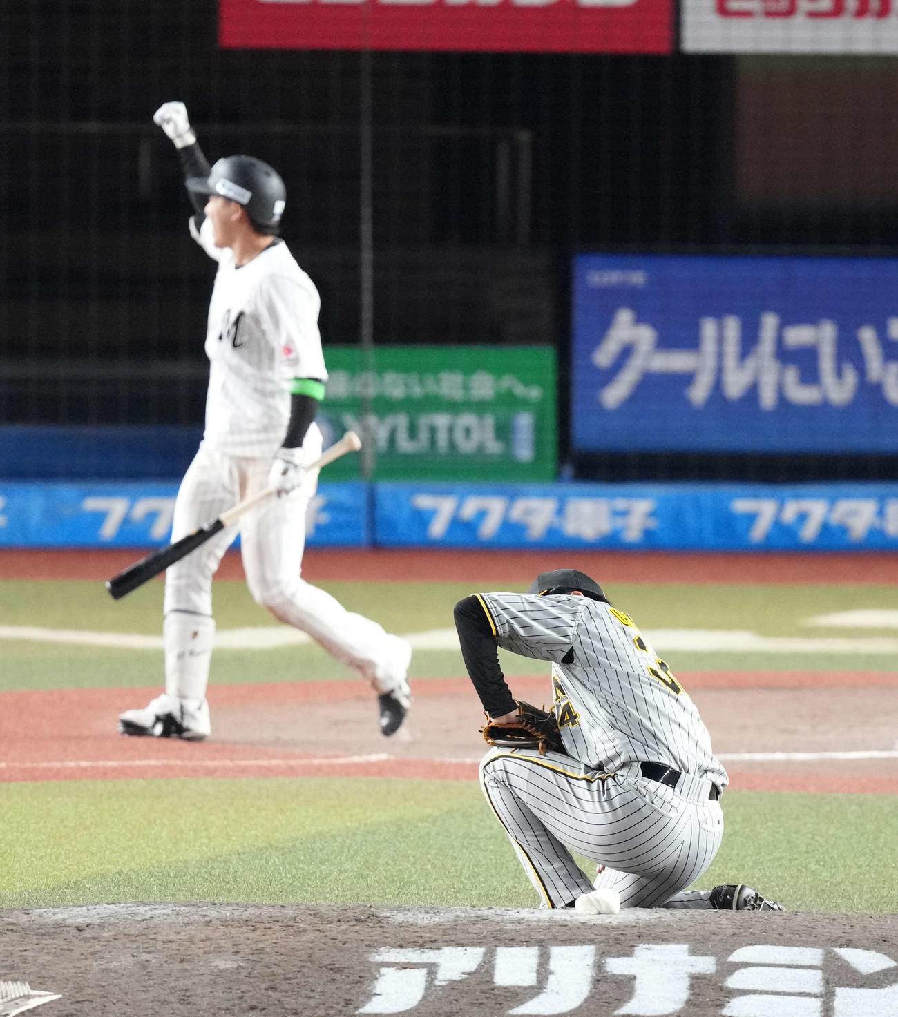 ロッテ対阪神　延長10回裏ロッテ2死満塁、小川（左）にサヨナラの押し出し四球を許しがっくりする阪神漆原（撮影・小沢裕）