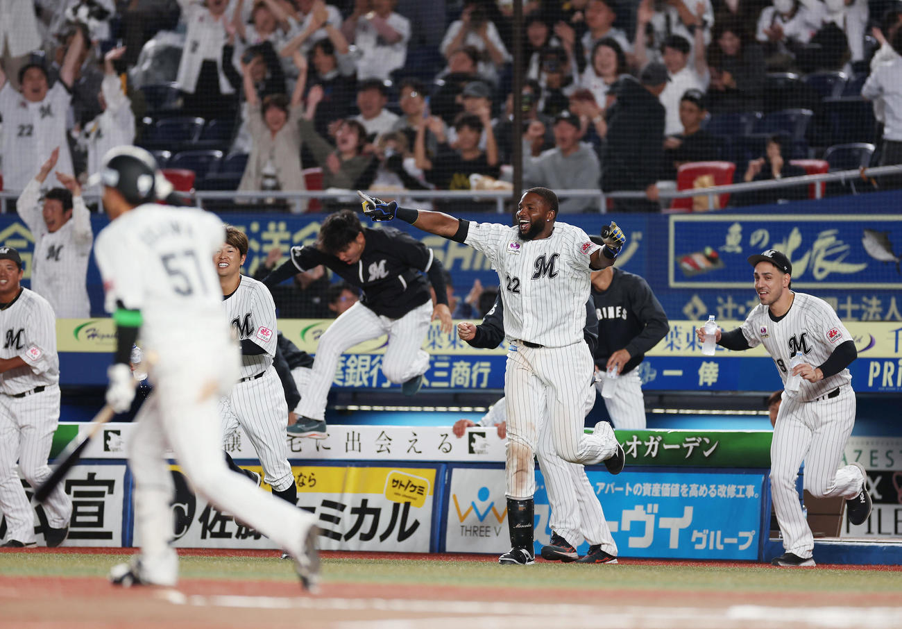 ロッテ対阪神　10回裏ロッテ2死満塁、小川（手前）がサヨナラ押し出し四球を選び、ベンチから飛び出すロッテナイン（撮影・前田充）