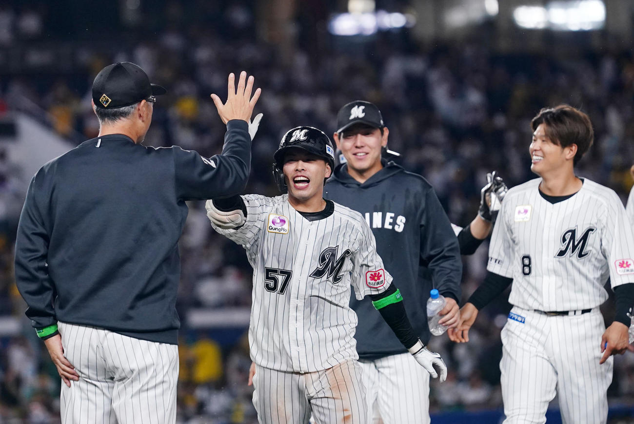 ロッテ対阪神　阪神に勝利しロッテ吉井監督（左）とタッチを交わす小川（同2人目）（撮影・横山健太）