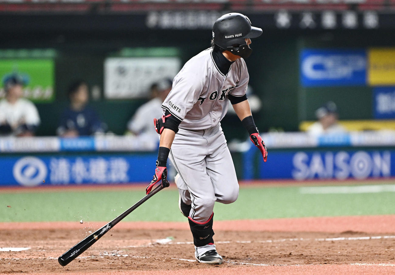 西武対巨人　4回表巨人無死一、三塁、立岡は左前適時打を放つ（撮影・滝沢徹郎）