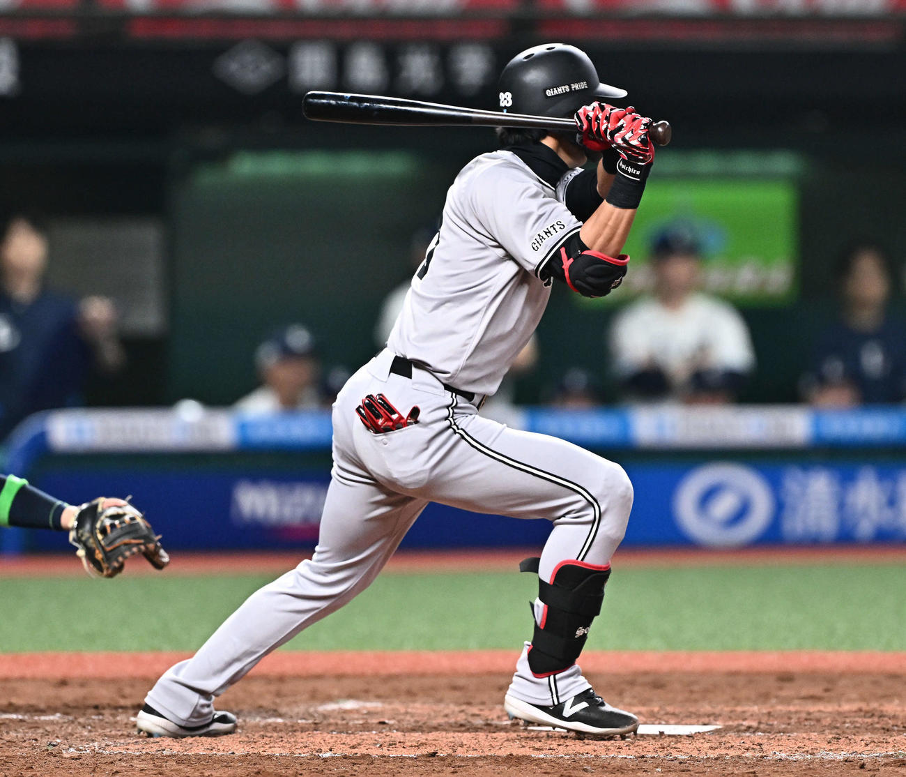 西武対巨人　4回表巨人無死一、三塁、立岡は左前適時打を放つ（撮影・滝沢徹郎）