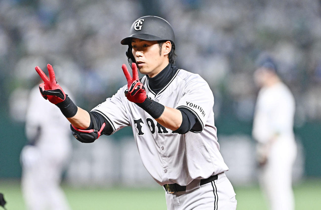 西武対巨人　4回表巨人無死一、三塁、立岡は左前適時打を放ちベンチへ向かってポーズを決める（撮影・滝沢徹郎）