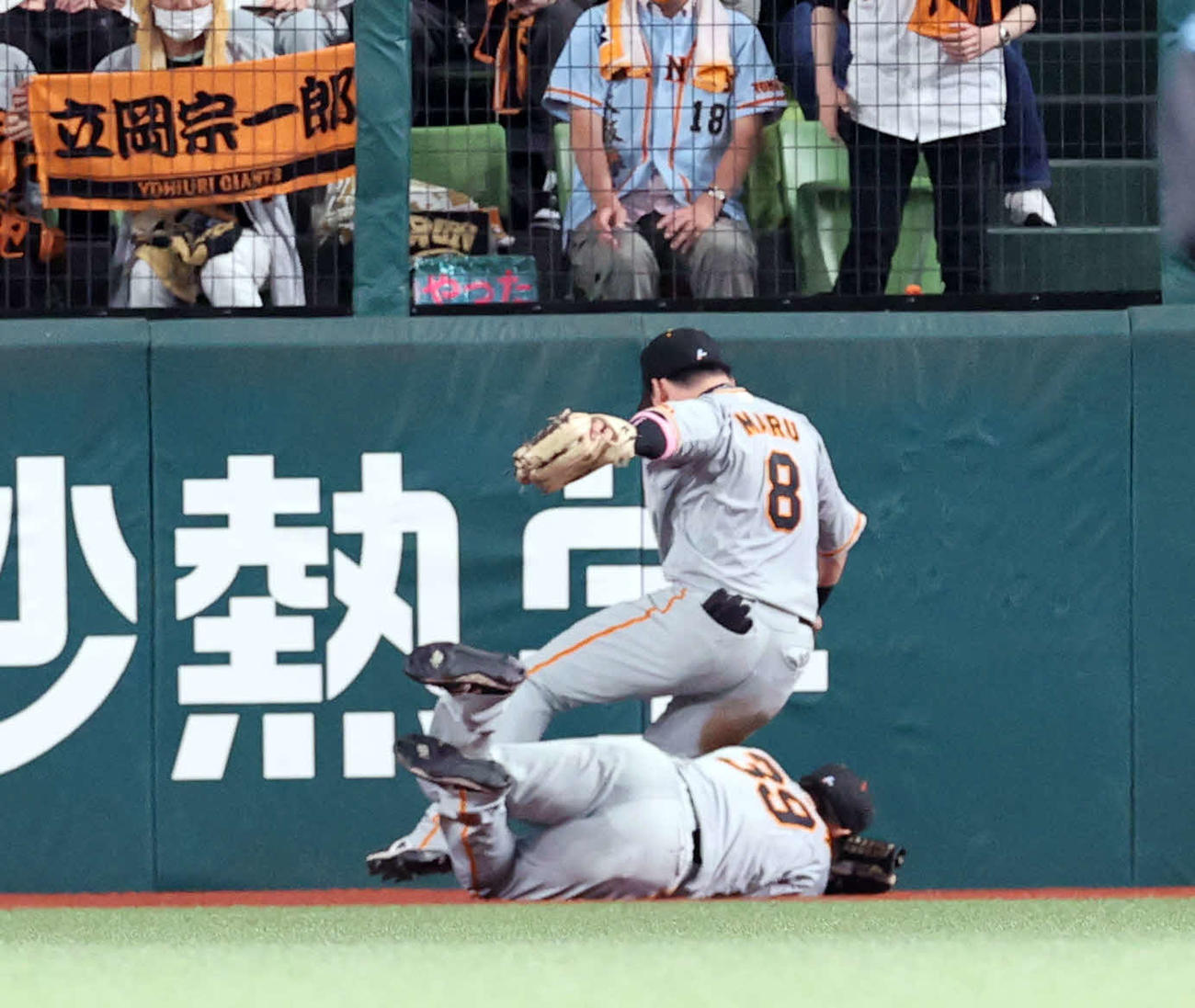 交流戦　西武対巨人　9回裏西武1死、外崎修汰の打球を好捕する丸佳浩（上）だが、そのまま立岡宗一郎と交錯して、立岡が負傷する（2022年6月9日撮影）