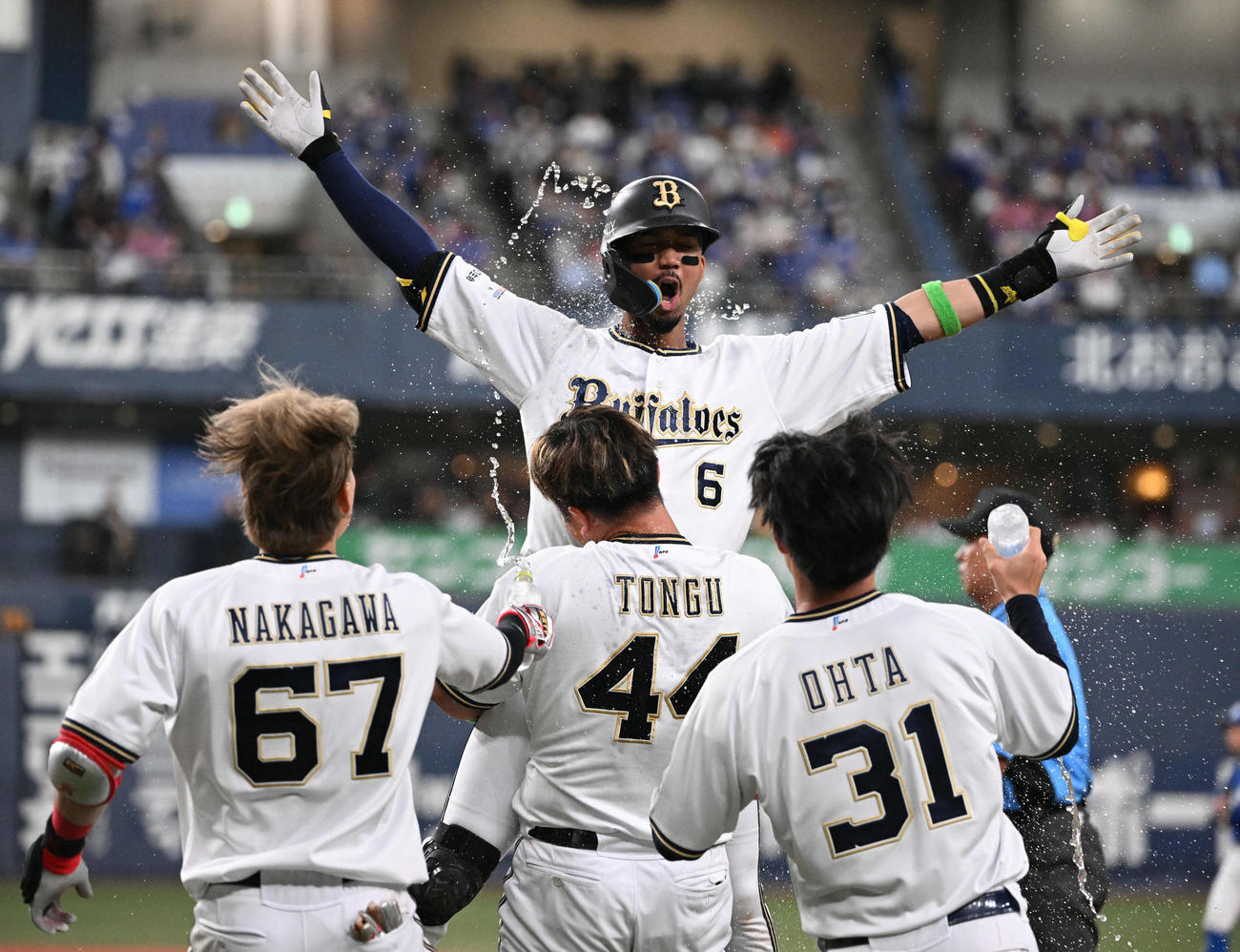 オリックス対中日　9回裏オリックス1死一、三塁、サヨナラ犠飛を放った宗は頓宮に抱えられバンザイ（撮影・和賀正仁）